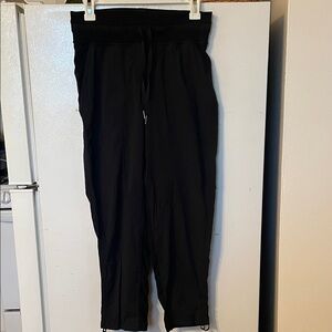 lululemon athletica Size 4 Black Unique Joggers with side‎ pockets 25”
